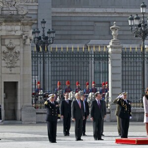 Le roi Felipe VI et la reine Letizia d'Espagne ont accueilli le président argentin Mauricio Macri et son épouse Juliana Awada en visite officielle le 22 février 2017 à l'occasion d'une cérémonie protocolaire organisée dans la cour de l'arsenal du palais royal, à Madrid.