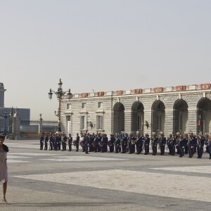 Le roi Felipe VI et la reine Letizia d'Espagne ont accueilli le président argentin Mauricio Macri et son épouse Juliana Awada en visite officielle le 22 février 2017 à l'occasion d'une cérémonie protocolaire organisée dans la cour de l'arsenal du palais royal, à Madrid.