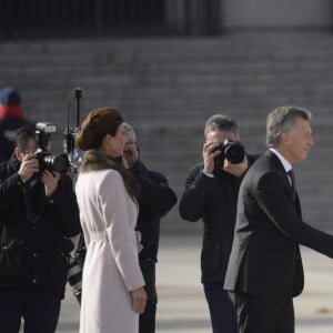 Le roi Felipe VI et la reine Letizia d'Espagne ont accueilli le président argentin Mauricio Macri et son épouse Juliana Awada en visite officielle le 22 février 2017 à l'occasion d'une cérémonie protocolaire organisée dans la cour de l'arsenal du palais royal, à Madrid.