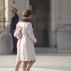 Le roi Felipe VI et la reine Letizia d'Espagne, qui passe ici le bras dans le dos de son invitée, ont accueilli le président argentin Mauricio Macri et son épouse Juliana Awada en visite officielle le 22 février 2017 à l'occasion d'une cérémonie protocolaire organisée dans la cour de l'arsenal du palais royal, à Madrid.