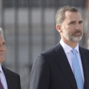 Le roi Felipe VI et la reine Letizia d'Espagne ont accueilli le président argentin Mauricio Macri et son épouse Juliana Awada en visite officielle le 22 février 2017 à l'occasion d'une cérémonie protocolaire organisée dans la cour de l'arsenal du palais royal, à Madrid.