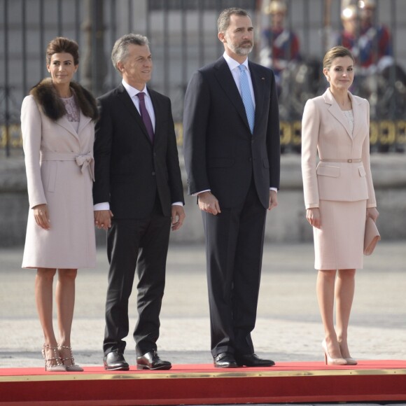 Le roi Felipe VI et la reine Letizia d'Espagne ont accueilli le président argentin Mauricio Macri et son épouse Juliana Awada en visite officielle le 22 février 2017 à l'occasion d'une cérémonie protocolaire organisée dans la cour de l'arsenal du palais royal, à Madrid.