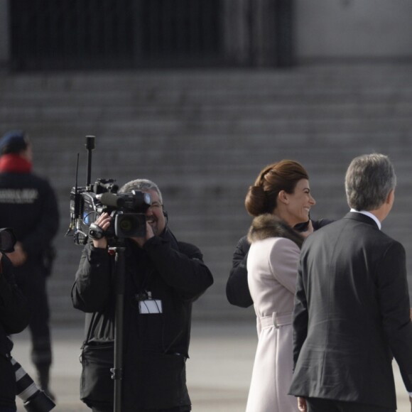 Le roi Felipe VI et la reine Letizia d'Espagne ont accueilli le président argentin Mauricio Macri et son épouse Juliana Awada en visite officielle le 22 février 2017 à l'occasion d'une cérémonie protocolaire organisée dans la cour de l'arsenal du palais royal, à Madrid.