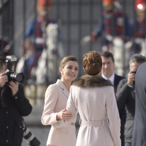 La reine Letizia d'Espagne et Juliana Awada lors de la cérémonie de bienvenue pour le président argentin Mauricio Macri et son épouse en visite officielle, le 22 février 2017 dans la cour de l'arsenal du palais royal, à Madrid.