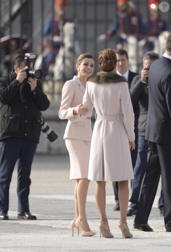 La reine Letizia d'Espagne et Juliana Awada lors de la cérémonie de bienvenue pour le président argentin Mauricio Macri et son épouse en visite officielle, le 22 février 2017 dans la cour de l'arsenal du palais royal, à Madrid.