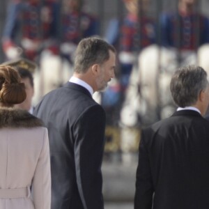 Le roi Felipe VI et la reine Letizia d'Espagne ont accueilli le président argentin Mauricio Macri et son épouse Juliana Awada en visite officielle le 22 février 2017 à l'occasion d'une cérémonie protocolaire organisée dans la cour de l'arsenal du palais royal, à Madrid.