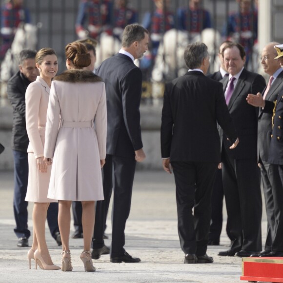 Le roi Felipe VI et la reine Letizia d'Espagne ont accueilli le président argentin Mauricio Macri et son épouse Juliana Awada en visite officielle le 22 février 2017 à l'occasion d'une cérémonie protocolaire organisée dans la cour de l'arsenal du palais royal, à Madrid.