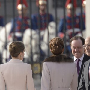 Le roi Felipe VI et la reine Letizia d'Espagne ont accueilli le président argentin Mauricio Macri et son épouse Juliana Awada en visite officielle le 22 février 2017 à l'occasion d'une cérémonie protocolaire organisée dans la cour de l'arsenal du palais royal, à Madrid.