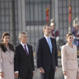 Le roi Felipe VI et la reine Letizia d'Espagne ont accueilli le président argentin Mauricio Macri et son épouse Juliana Awada en visite officielle le 22 février 2017 à l'occasion d'une cérémonie protocolaire organisée dans la cour de l'arsenal du palais royal, à Madrid.