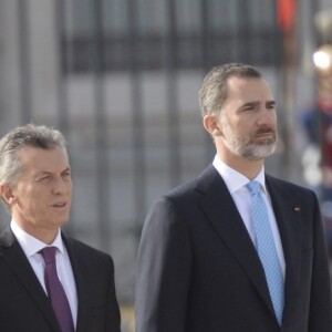Le roi Felipe VI et la reine Letizia d'Espagne ont accueilli le président argentin Mauricio Macri et son épouse Juliana Awada en visite officielle le 22 février 2017 à l'occasion d'une cérémonie protocolaire organisée dans la cour de l'arsenal du palais royal, à Madrid.