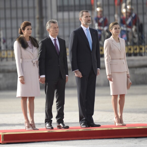 Le roi Felipe VI et la reine Letizia d'Espagne ont accueilli le président argentin Mauricio Macri et son épouse Juliana Awada en visite officielle le 22 février 2017 à l'occasion d'une cérémonie protocolaire organisée dans la cour de l'arsenal du palais royal, à Madrid.