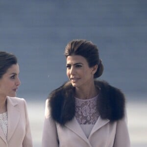 La reine Letizia d'Espagne et Juliana Awada lors de la cérémonie de bienvenue pour le président argentin Mauricio Macri et son épouse en visite officielle, le 22 février 2017 dans la cour de l'arsenal du palais royal, à Madrid.