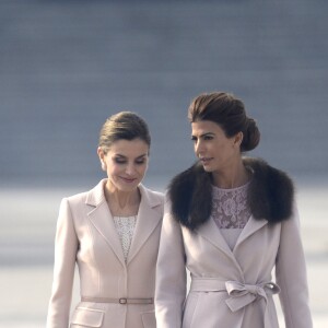 La reine Letizia d'Espagne et Juliana Awada lors de la cérémonie de bienvenue pour le président argentin Mauricio Macri et son épouse en visite officielle, le 22 février 2017 dans la cour de l'arsenal du palais royal, à Madrid.