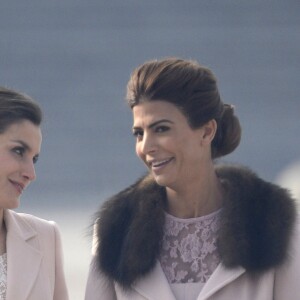 La reine Letizia d'Espagne et Juliana Awada lors de la cérémonie de bienvenue pour le président argentin Mauricio Macri et son épouse en visite officielle, le 22 février 2017 dans la cour de l'arsenal du palais royal, à Madrid.