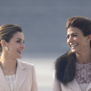 La reine Letizia d'Espagne et Juliana Awada lors de la cérémonie de bienvenue pour le président argentin Mauricio Macri et son épouse en visite officielle, le 22 février 2017 dans la cour de l'arsenal du palais royal, à Madrid.