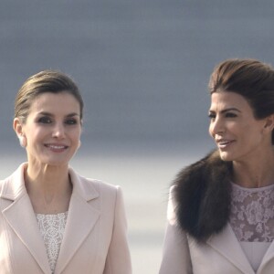 La reine Letizia d'Espagne et Juliana Awada lors de la cérémonie de bienvenue pour le président argentin Mauricio Macri et son épouse en visite officielle, le 22 février 2017 dans la cour de l'arsenal du palais royal, à Madrid.