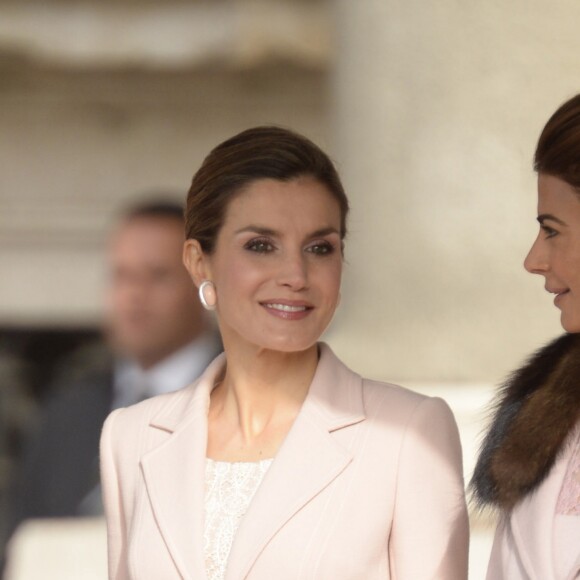 La reine Letizia d'Espagne et Juliana Awada lors de la cérémonie de bienvenue pour le président argentin Mauricio Macri et son épouse en visite officielle, le 22 février 2017 dans la cour de l'arsenal du palais royal, à Madrid.