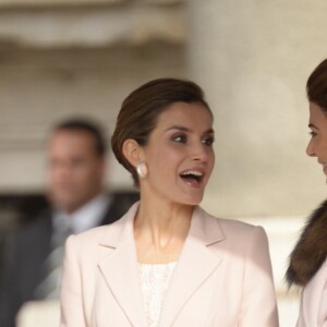 La reine Letizia d'Espagne et Juliana Awada lors de la cérémonie de bienvenue pour le président argentin Mauricio Macri et son épouse en visite officielle, le 22 février 2017 dans la cour de l'arsenal du palais royal, à Madrid.