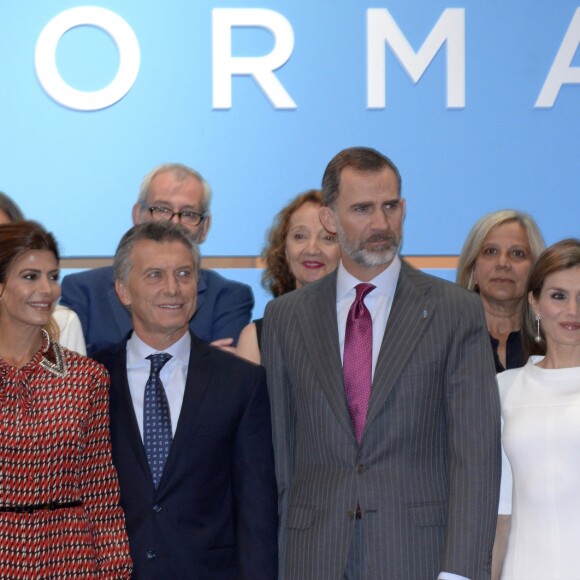 Le roi Felipe VI et la reine Letizia d'Espagne inauguraient avec le président argentin Mauricio Macri et son épouse Juliana Awada le Salon d'art contemporain ARCOMadrid le 23 février 2017.