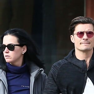 Exclusif - Le couple Katy Perry et Orlando Bloom se promènent en amoureux dans les rues de Aspen. Les amoureux sont venus assister au mariage de leur amie la styliste Jamie Schneider. Le 8 avril 2016