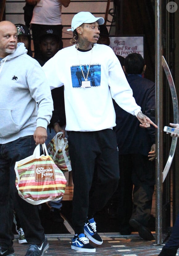 Le rappeur Wiz Khalifa s'est arrêté à The Cheesecake Factory avec des amis pendant son shopping à The Grove à Los Angeles, le 16 décembre 2016.