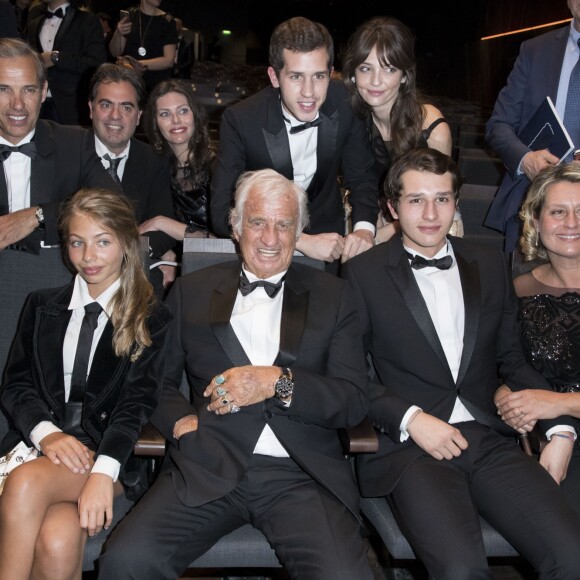 Paul Belmondo (Smoking Dior, chaussures Carvil), Victo Belmondo, Annabelle Belmondo, Stella Belmondo et son père Jean-Paul Belmondo (Smoking Dior, chaussures Carvil) , Giacomo Belmondo et Luana Belmondo - 42ème cérémonie des César à la salle Pleyel à Paris le 24 février 2017. © Olivier Borde / Dominique Jacovides / Bestimage