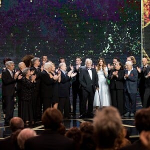 Marthe Villalonga, Gérard Jugnot, Guy Bedos, Claude Brasseur, Cédric Klapisch, François-Xavier Delaison, Jean Dujardin, Jean-Paul Belmondo (Smoking Dior, chaussures Carvil) , Alice Pol, Guillaume Gallienne, Claudia Cardinale, Ana Girardot, Charles Gérard, Richard Anconina, Jérôme Commandeur (maître de cérémonie, smoking Smalto, chaussures Weston, montre B&M, boutons Arthus Bertrand) , Françoise Fabian - 42e cérémonie des César à la salle Pleyel à Paris le 24 février 2017. © Olivier Borde / Dominique Jacovides / Bestimage