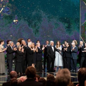 Marthe Villalonga, Gérard Jugnot, Guy Bedos, Claude Brasseur, Cédric Klapisch, François-Xavier Delaison, Jean Dujardin, Jean-Paul Belmondo (Smoking Dior, chaussures Carvil) , Alice Pol, Guillaume Gallienne, Claudia Cardinale, Ana Girardot, Charles Gérard, Richard Anconina, Jérôme Commandeur (maître de cérémonie, smoking Smalto, chaussures Weston, montre B&M, boutons Arthus Bertrand) , Françoise Fabian - 42ème cérémonie des César à la salle Pleyel à Paris le 24 février 2017. © Olivier Borde / Dominique Jacovides / Bestimage