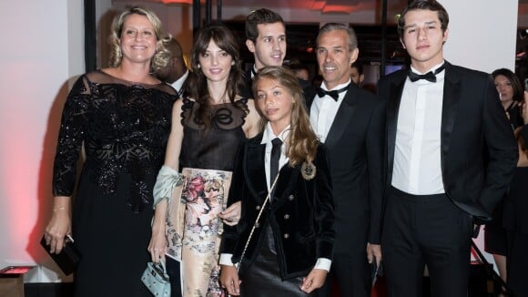 Paul Belmondo et sa famille sur le tapis rouge des César 2017.