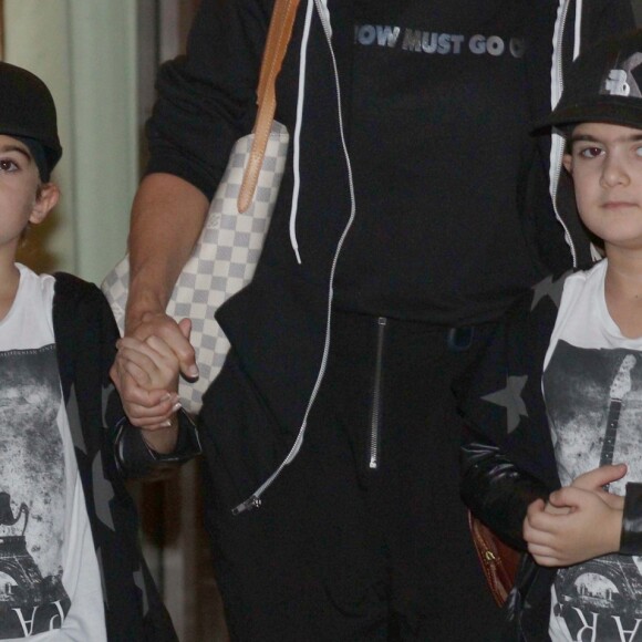 Exclusif - Nelson et Eddy, les jumeaux de Céline Dion quittent l'hôtel Royal Monceau avec leurs 62 valises et se rendent à l'aéroport de Roissy Charles de Gaulle le 9 juillet 2016.