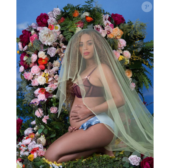 Beyoncé enceinte de jumeaux annonce sa grossesse sur Instagram au mois de février 2017