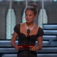 Alicia Vikander remet le premier Oscar pendant la cérémonie des Oscars 2017.