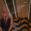Jennifer Aniston annonce l'hommage aux morts.