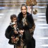 Amanda Harvey (fille de Steve Harvey) et sa fille Rose Harvey au défilé de mode prêt-à-porter automne-hiver 2017/2018 "Dolce & Gabbana" à Milan, le 26 février 2017.