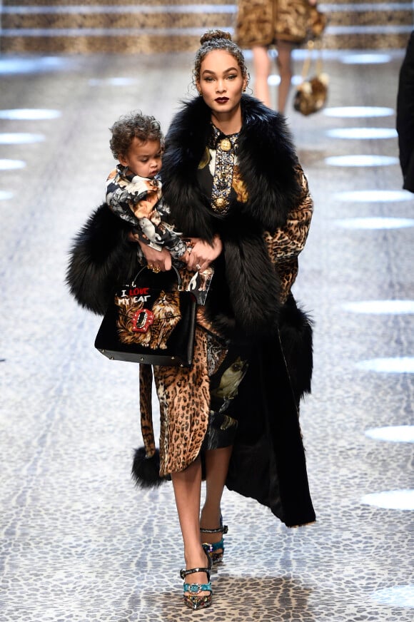 Amanda Harvey (fille de Steve Harvey) et sa fille Rose Harvey au défilé de mode prêt-à-porter automne-hiver 2017/2018 "Dolce & Gabbana" à Milan, le 26 février 2017.