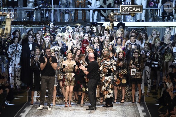 Stefano Gabbana, Dolce Domenico et les mannequins du défilé de mode prêt-à-porter automne-hiver 2017/2018 "Dolce & Gabbana" à Milan, le 26 février 2017.