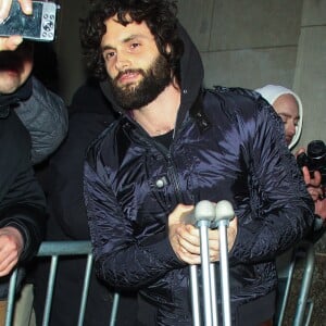 Penn Badgley saluant des fans à New York le 25 février 2016