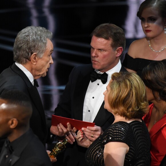 Warren Beatty parle à Brian Cullinan, le responsable du tollé et qui travaille à Price Waterhouse Cooper, pendant les Oscars 2017.