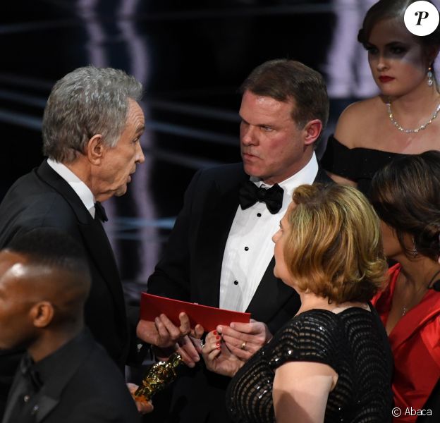 Warren Beatty parle à Brian Cullinan, le responsable du tollé et qui travaille à Price Waterhouse Cooper, pendant les Oscars 2017.