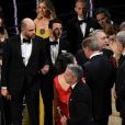 Warren Beatty parle à Brian Cullinan, le responsable du tollé et qui travaille à Price Waterhouse Cooper, pendant les Oscars 2017.