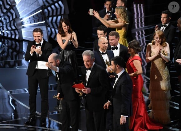 Jordan Horowitz, producteur de La La Land, au coeur du chaos avec l'équipe du film, annonce Moonlight lauréat de l'Oscar du meilleur film.