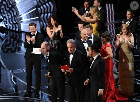 Jordan Horowitz, producteur de La La Land, montre le carton sacrant Moonlight meilleur film, révélant la terrible erreur des Oscars 2017.