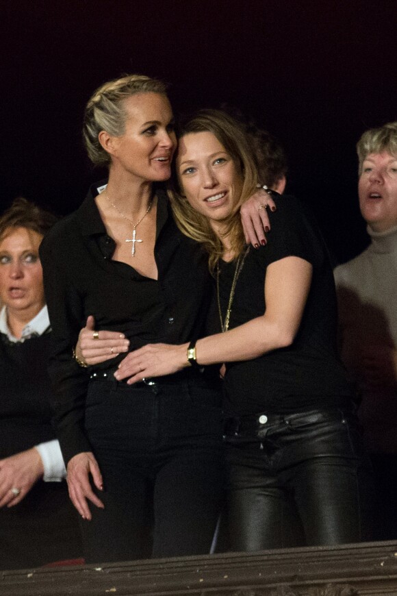 Exclusif - Laeticia Hallyday et Laura Smet - Aftershow apres le concert caritatif de Johnny Hallyday pour l'association de sa femme "La Bonne Etoile", qui vient en aide aux enfants du Vietnam, au Trianon a Paris, le 15 decembre 2013.