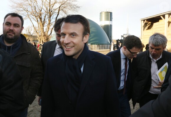 Emmanuel Macron, leader du mouvement " En Marche ", candidat à l'élection présidentielle visite une exploitation agricole "Les Buissons" specialisée dans la micro-méthanisation à Saint-Lambert-La-Potherie, France, le 28 Fevrier 2017. © Patrick Bernard/Bestimage