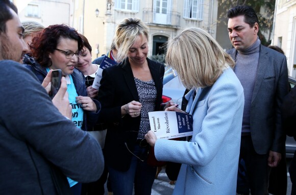 Emmanuel Macron arrive à la gare d'Avignon avec sa femme Brigitte Macron (Trogneux) dans le cadre de son déplacement à Carpentras, 17 février 2017. © Dominique Jacovides/Bestimage