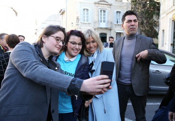 Emmanuel Macron arrive à la gare d'Avignon avec sa femme Brigitte Macron (Trogneux) dans le cadre de son déplacement à Carpentras, 17 février 2017. © Dominique Jacovides/Bestimage