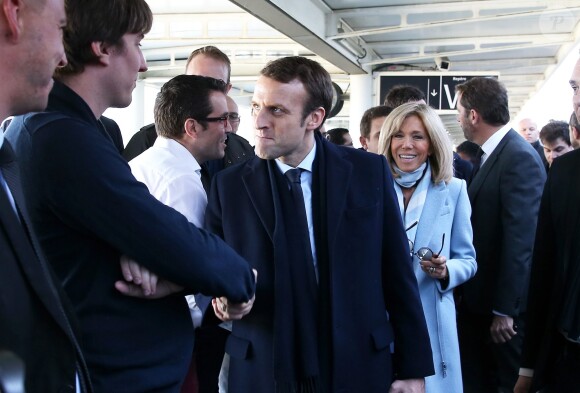 Emmanuel Macron arrive à la gare d'Avignon avec sa femme Brigitte Macron (Trogneux) dans le cadre de son déplacement à Carpentras, 17 février 2017. © Dominique Jacovides/Bestimage