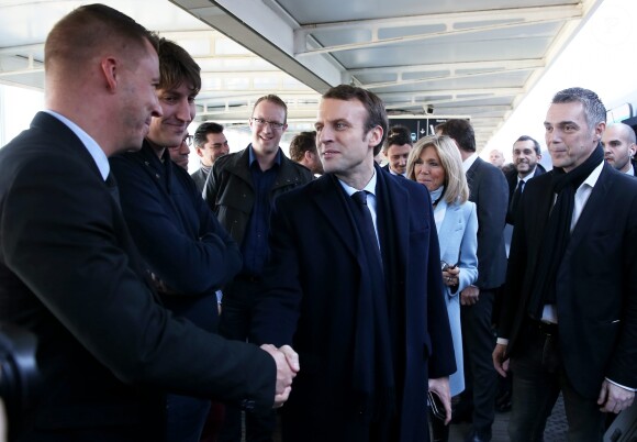 Emmanuel Macron arrive à la gare d'Avignon avec sa femme Brigitte Macron (Trogneux) dans le cadre de son déplacement à Carpentras, 17 février 2017. © Dominique Jacovides/Bestimage