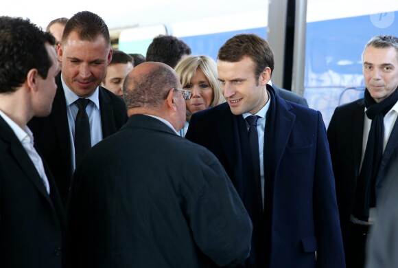 Emmanuel Macron arrive à la gare d'Avignon avec sa femme Brigitte Macron (Trogneux) dans le cadre de son déplacement à Carpentras, 17 février 2017. © Dominique Jacovides/Bestimage