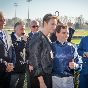 Le jockey Renan Thomas, vainqueur de la course, au côté de la princesse Charlene de Monaco lors du premier "Charity Mile", une course hippique caritative rebaptisée Prix princesse Charlene de de Monaco, à l'hippodrome de la Côte d'Azur de Cagnes-sur-mer le 25 février 2017 © Michael Alesi / Bestimage